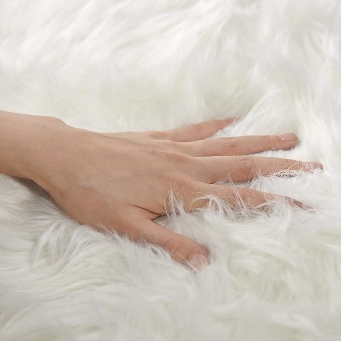 SERISSA Soft Round Faux Sheepskin Fur Rug White Circle Rug Circular Fluffy Area Rug Plush Circle Carpet Play Mats for Kids Girls Room Princess Castle Christmas 3ft Diameter