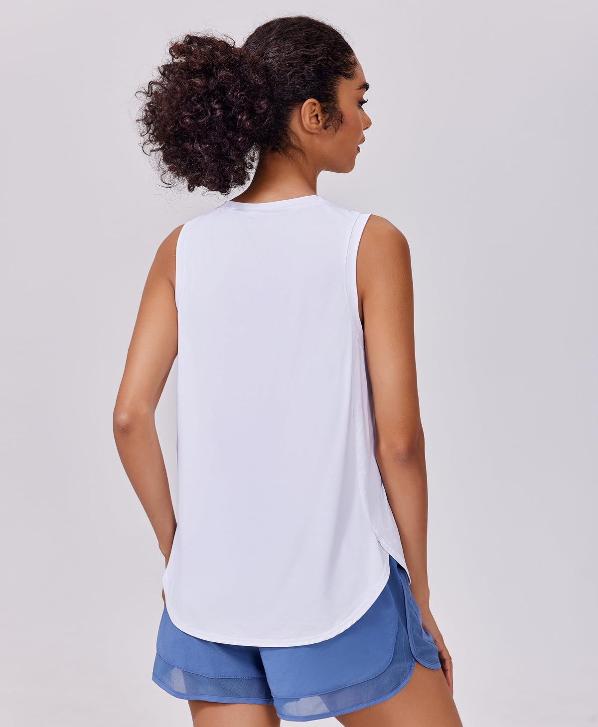 PINSPARK Athletic Tank Tops for Women Moisture Wicking Workout Tanks UPF 50+ Sleeveless Yoga Shirt with Side Slits Loose Fit Gym Top for Running, White Large