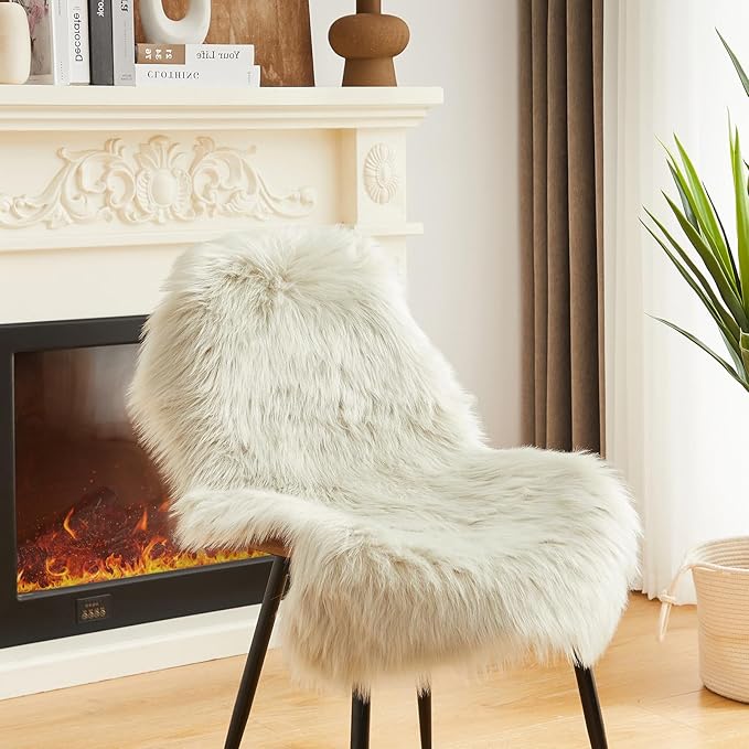 AMTOVO Faux Fur Rug, Light Grey Small Area Rug, Fluffy Sheepskin Rug, Fuzzy Ultra Soft 2 x 3 ft Shag Rugs for Bedroom Sofa Throw Cushion Room Decor, Sheepskin