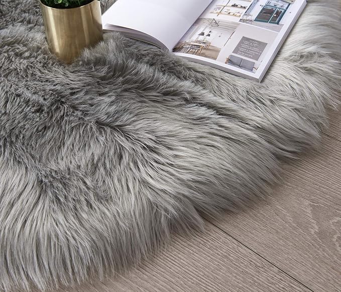 SERISSA Ultra Soft Round Faux Sheepskin Fur Area Rug, Grey Circular Shaggy Rug, Round Fluffy Rugs Plush Circle Floor Carpet for Bedroom Kids Room Floor Decor, 3ft Diameter (Light Grey)
