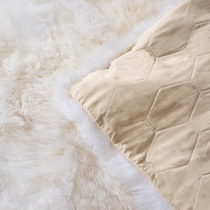 SAFAVIEH Sheep Skin Collection Area Rug - 5' Square, Natural & White, Handmade Rustic Glam Genuine Pelt, 3.4-inch Thick Ideal for High Traffic Areas in Living Room, Bedroom (SHS211A)