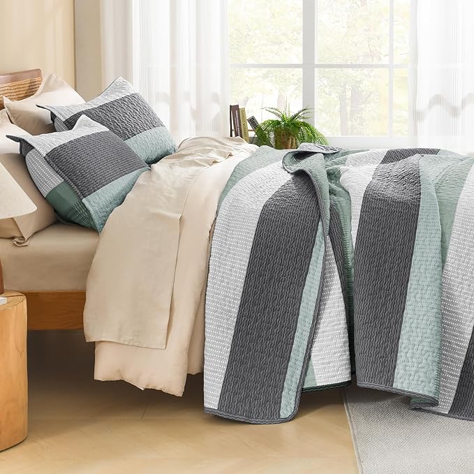 Litanika Quilt King Size Sage Green, Stripe Patchwork Summer Bedspread Coverlet 3 Pieces, Soft Lightweight Microfiber Quilted Bedding Set for All Season(1 Quilt, 2 Pillowcases)