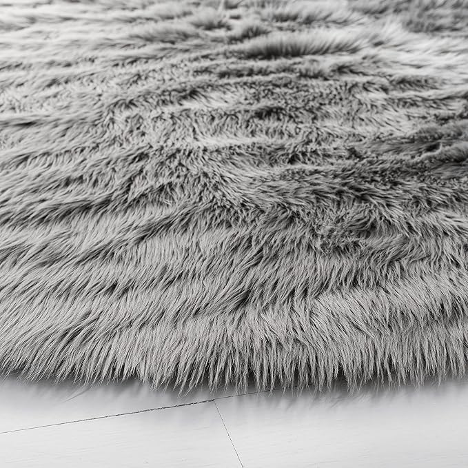 SAFAVIEH Faux Sheep Skin Collection 6' Round Grey FSS235D Silken Glam 2.35-inch Thick Area Rug