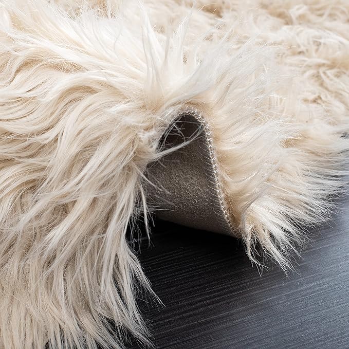 SAFAVIEH Faux Sheep Skin Collection Accent Rug - 3' Round, Beige, Silken Glam Design, Non-Shedding & Easy Care, 2.35-inch Thick, Ideal for The Living Room, Dining Room, Bedroom (FSS235K-3R)