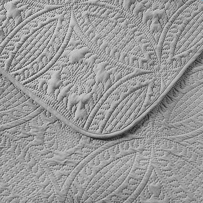 Quilt Set King/Cal King/California King Size Light Grey - Oversized Bedspread - Soft Microfiber Lightweight Coverlet for All Season - 3 Piece Includes 1 Quilt and 2 Shams, Geometric Pattern